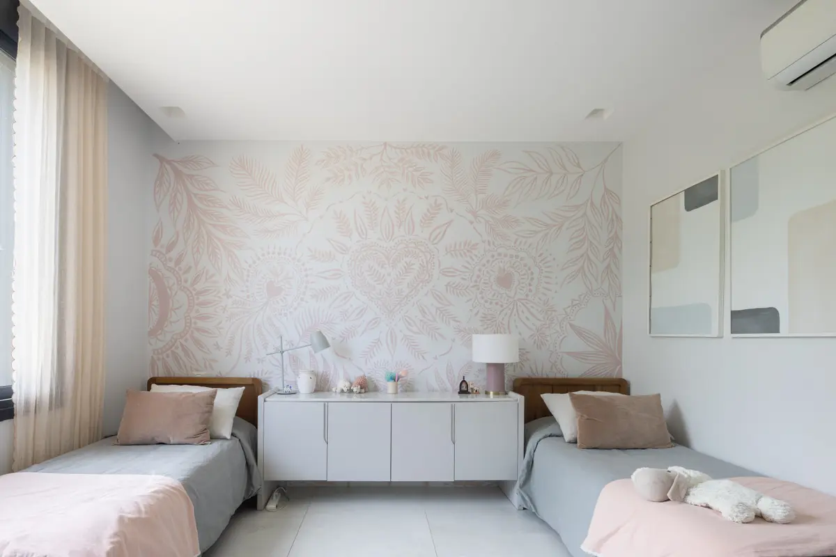 Dormitorio moderno con mural botánico y dos camas — proyecto CASA OrBa, por Alfredo Orfila arquitectura, en San Isidro