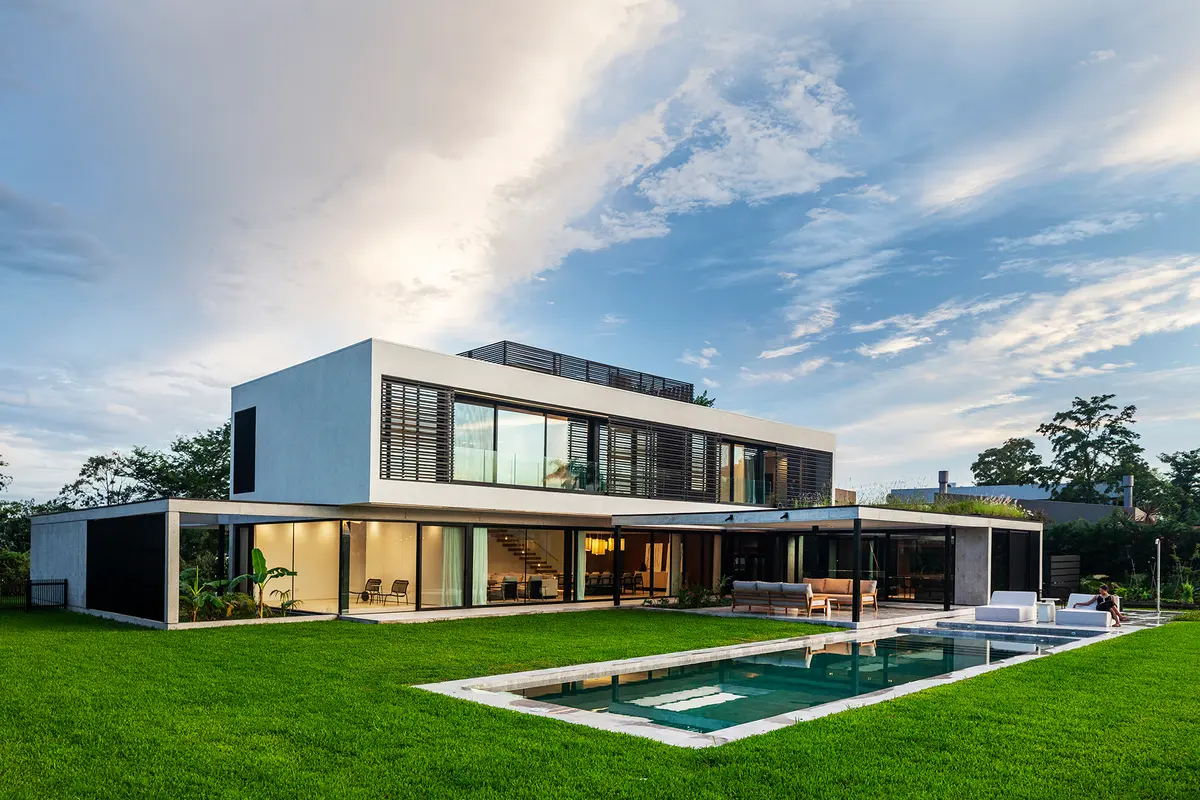 Casa moderna com piscina e jardim, fachada minimalista branca — projeto CASA GJ, por GMARQ, em Guillermo Enrique Hudson