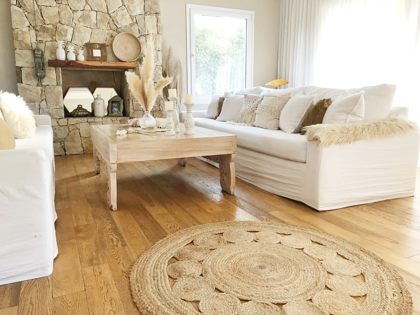Living moderno boho con chimenea de piedra y sofá beige