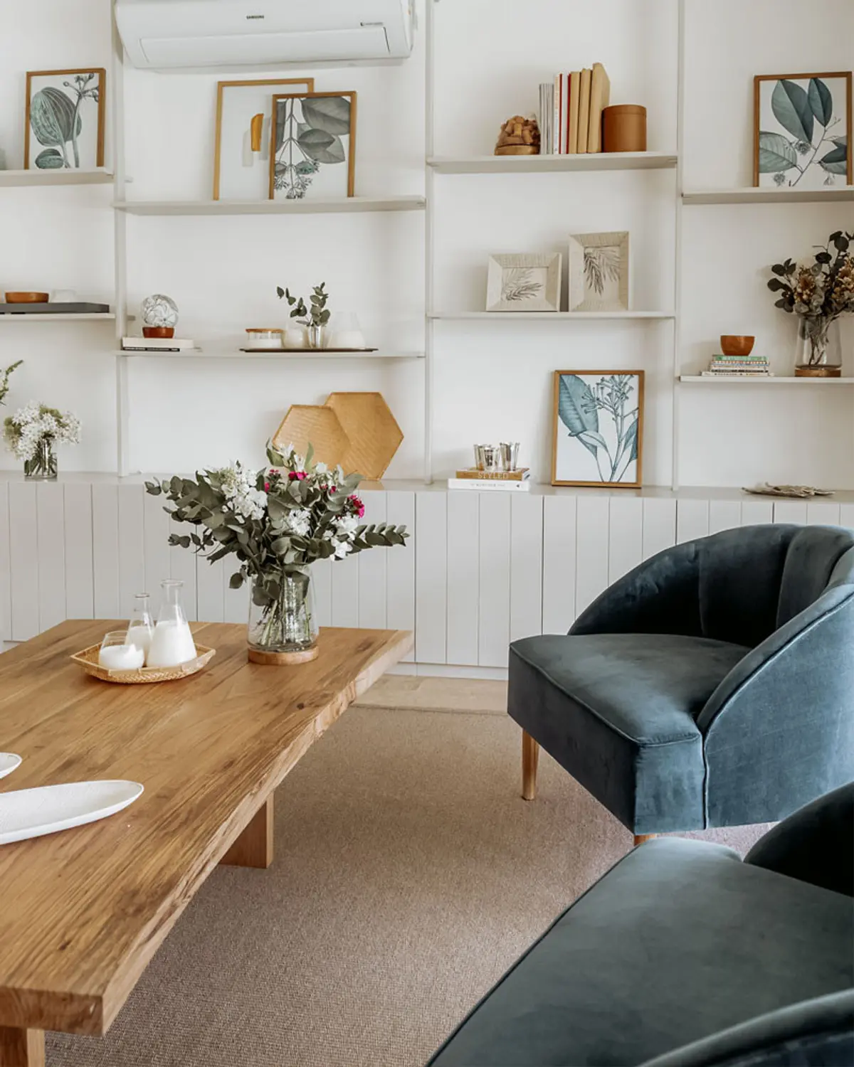 Sala moderna escandinava com poltronas azuis e mesa de centro em madeira — projeto Proyecto Tigre, por Olivia D, em Tigre