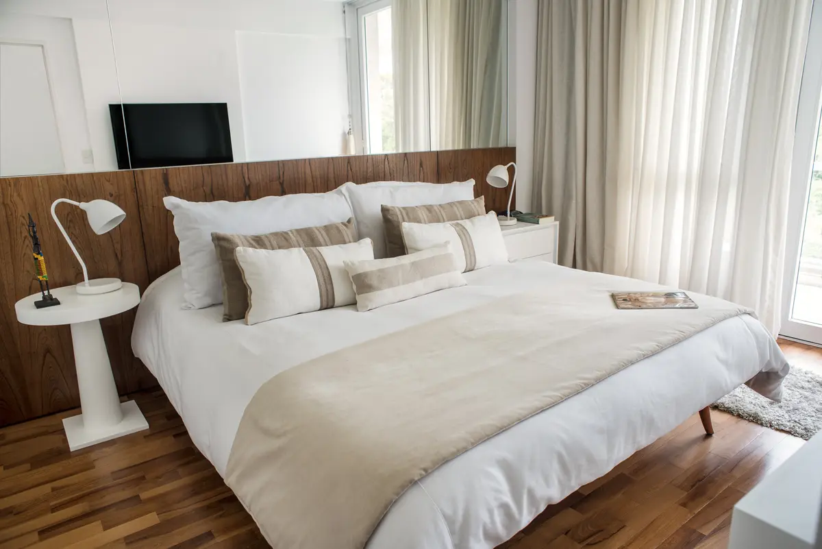 Dormitorio moderno minimalista con luz natural y cortinas amplias — proyecto La Pampa, por Estudio Basa, en CABA