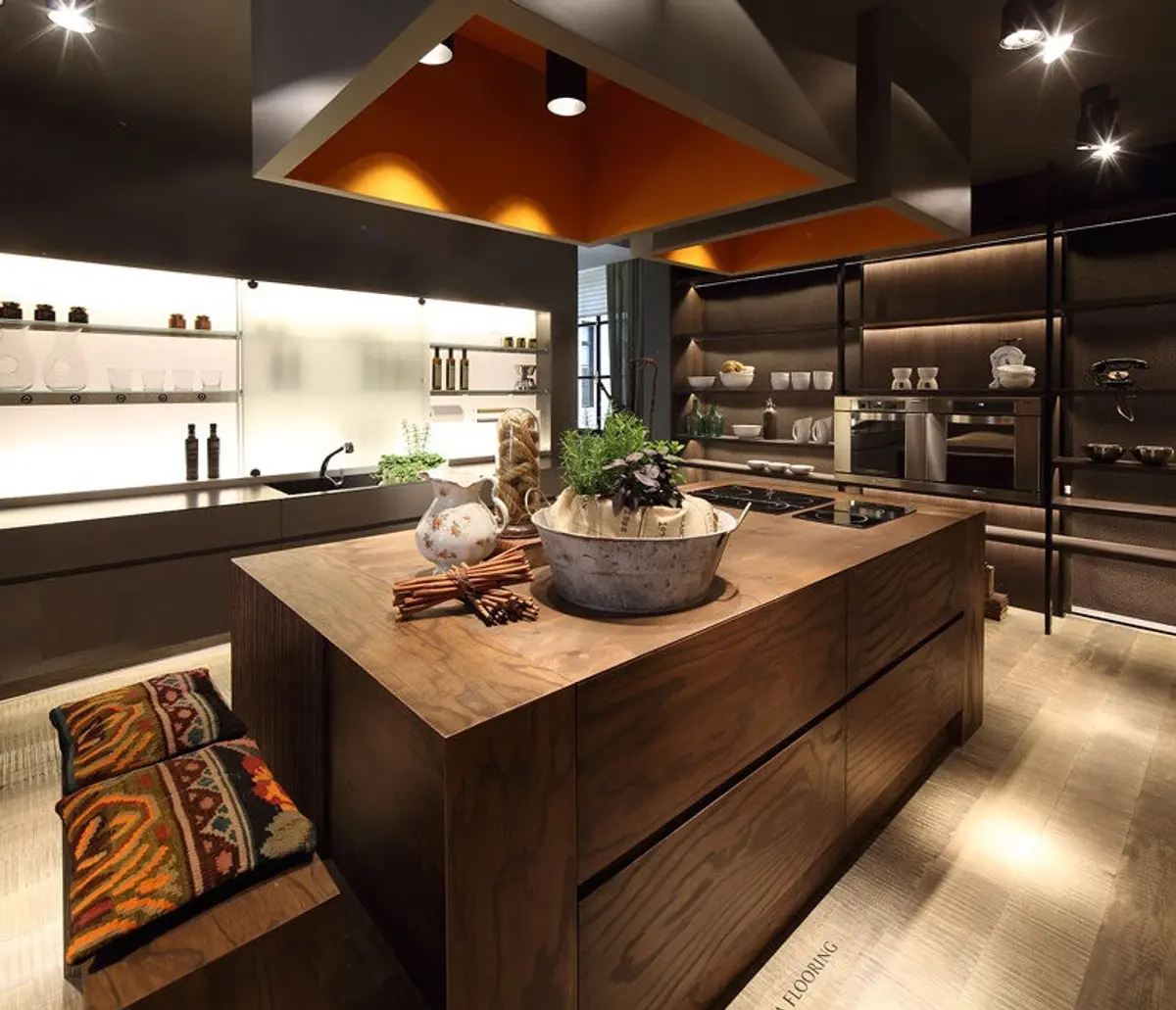 Cocina moderna con isla grande de madera y contrastes oscuros y claros — proyecto Casa FOA Torquinst, por Estudio de Int Diana Gradel, en CABA