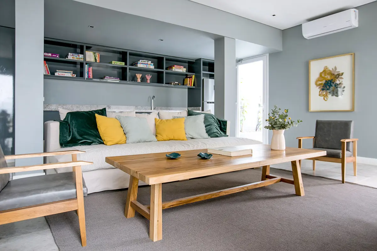 Living moderno con sofá verde y mesa de madera — proyecto BA 2 2019, por Mesopotamia Ba, en CABA