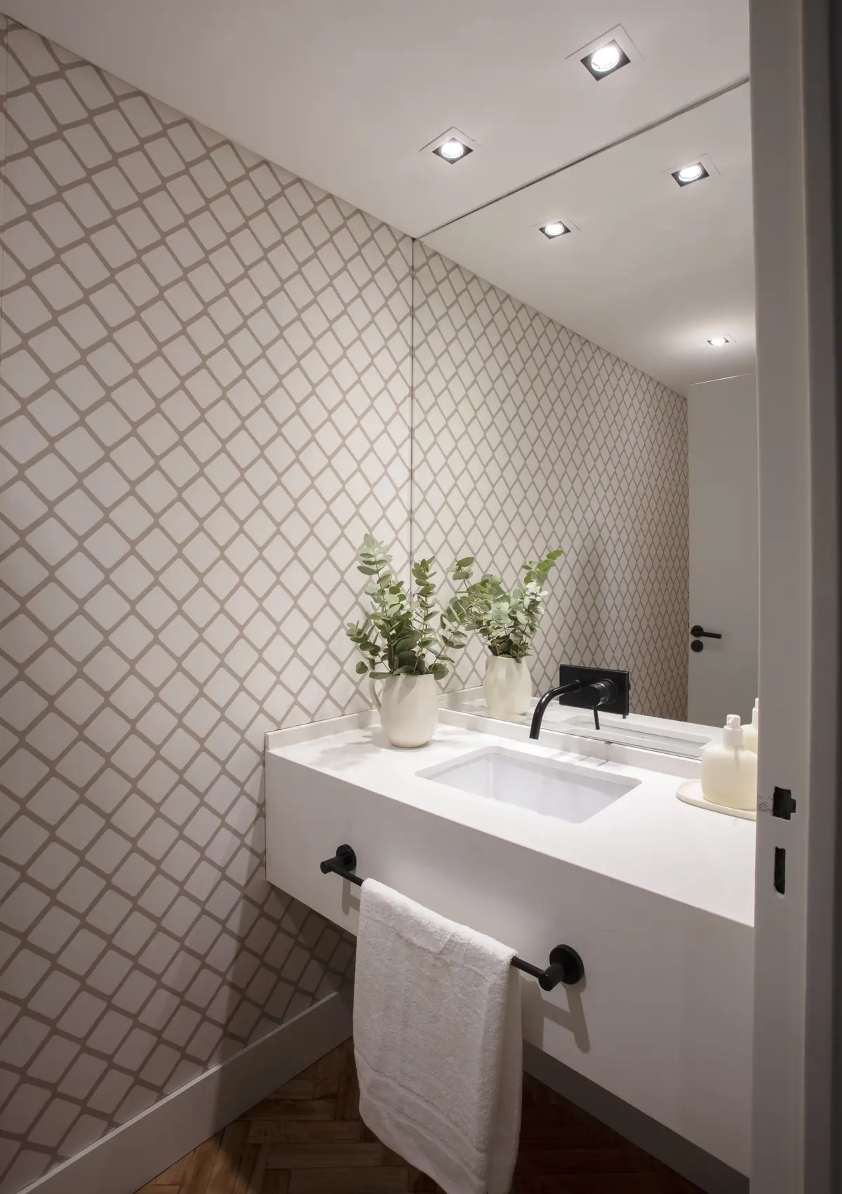 Baño moderno con papel geométrico y vanitory minimalista — proyecto Jose Hernández, por Parq Estudio, en CABA