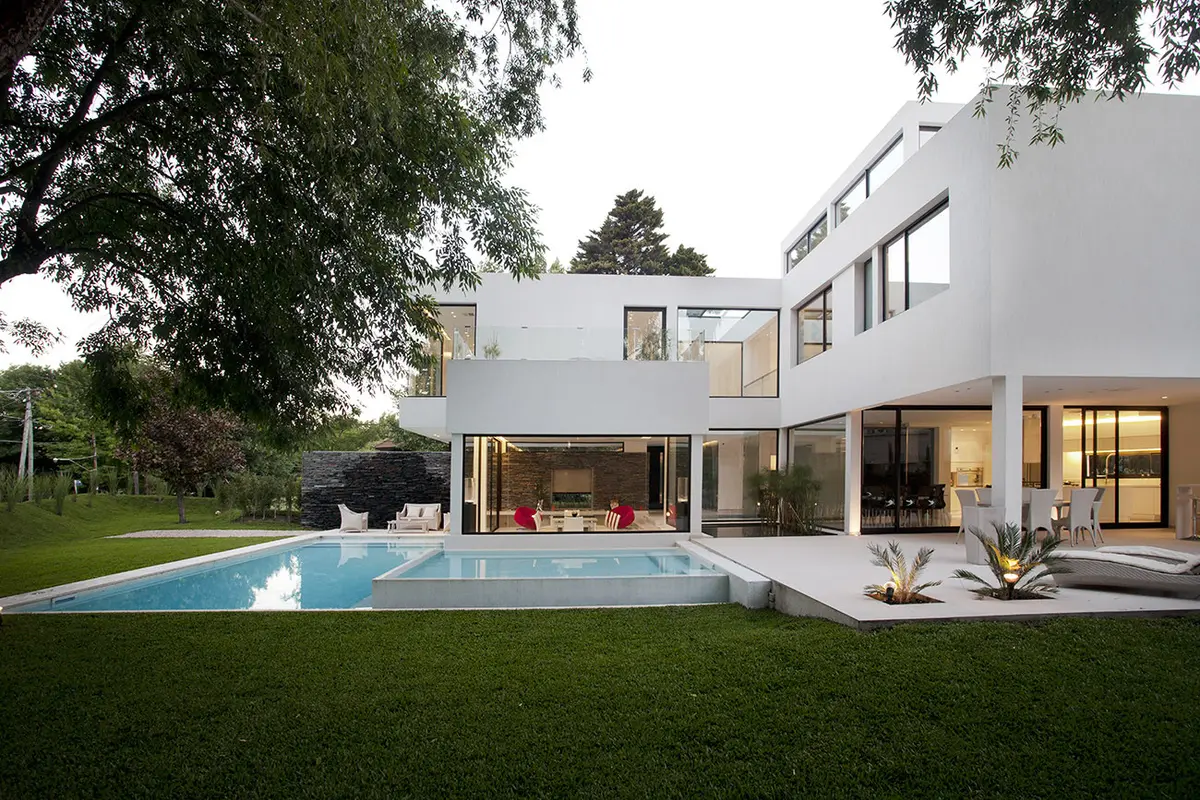 Casa moderna branca com piscina e janelas amplas — projeto Carrara, por Remy Arquitectos