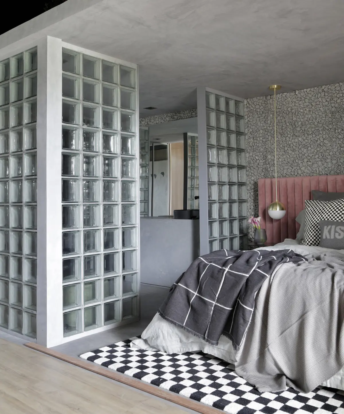 Dormitorio moderno con bloques de vidrio divisorio y piso ajedrez — proyecto Casa COR 2019, por Studio Ro-ca