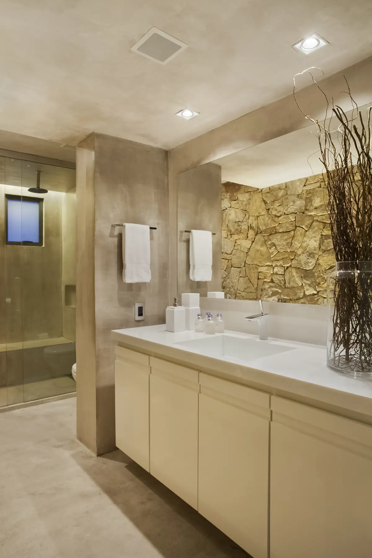 Baño contemporaneo con mesada blanca, espejo grande y ducha con vidrio — proyecto MM House, por Studio Ro-ca
