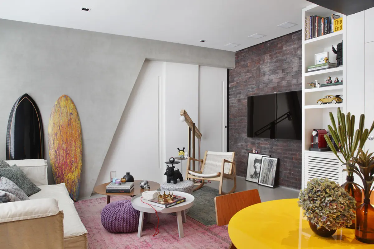 Dormitorio contemporaneo con doble altura, ladrillo visto y diseño minimalista — proyecto VF House, por Studio Ro-ca