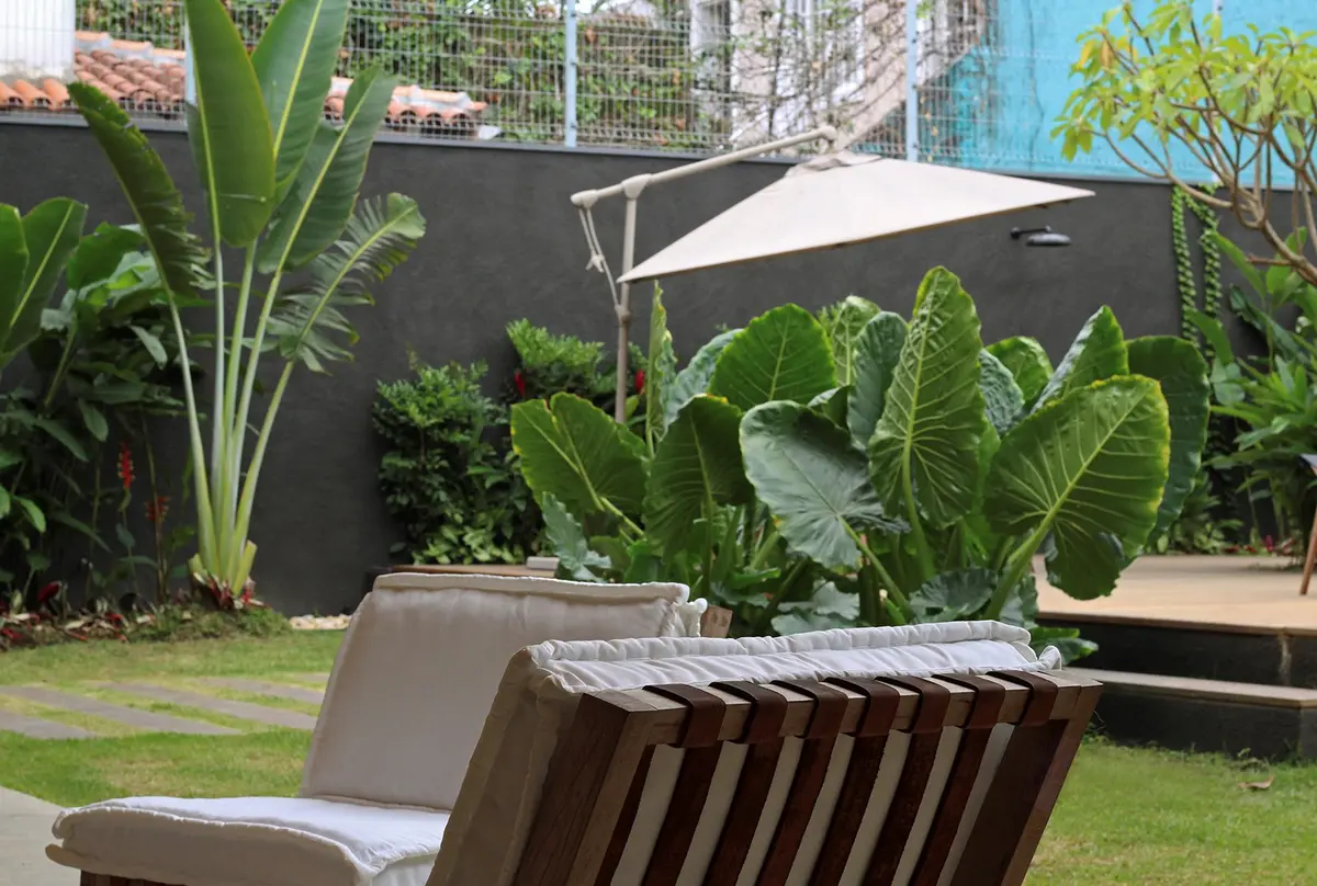 Patio moderno con pergola, plantas tropicales y deck de madera — proyecto Residência MC, por Gil Fialho
