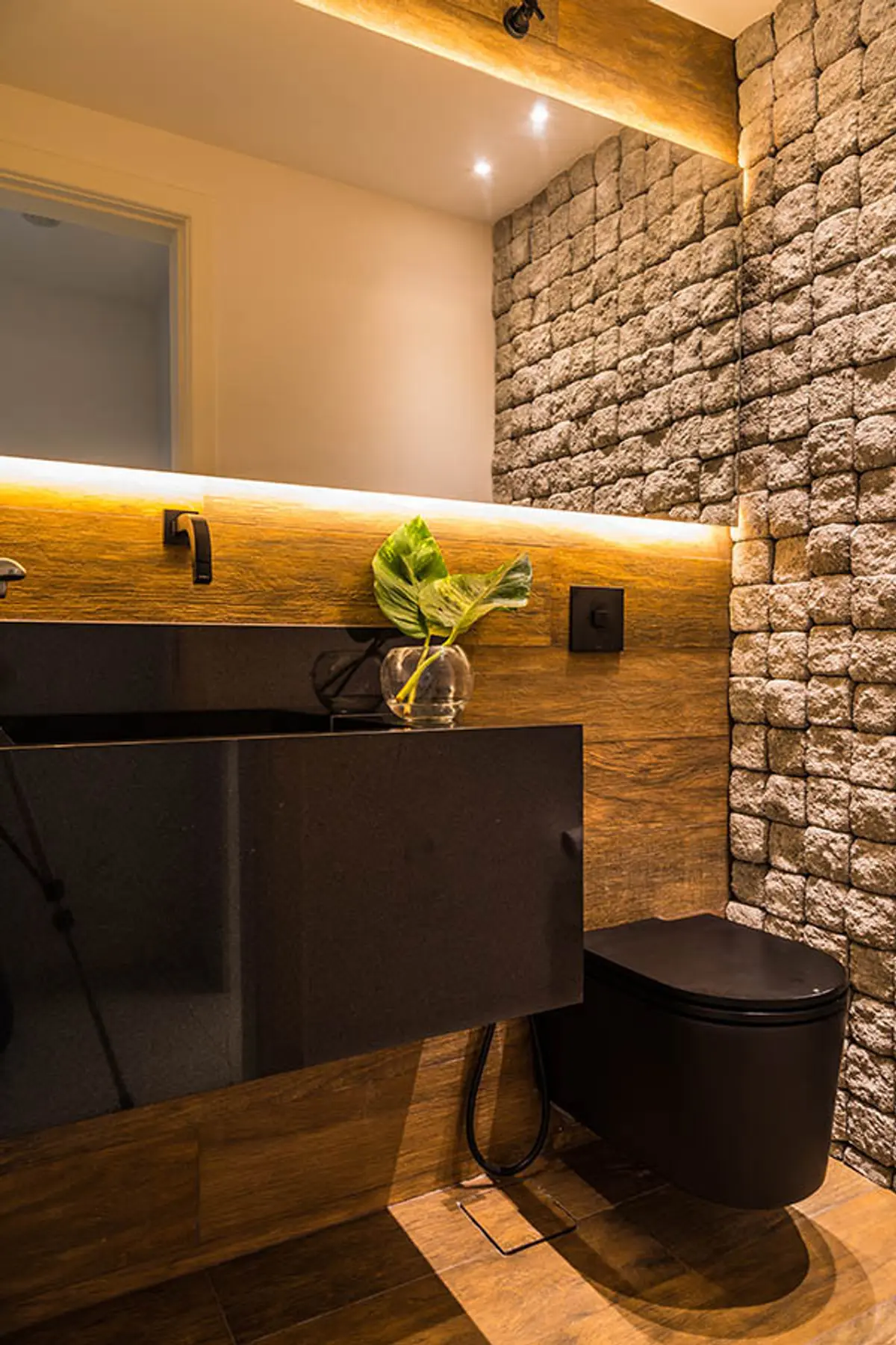 Baño minimalista con pared de ladrillo visto y mueble suspendido de madera — proyecto Casa Barra ED, por Amanda Miranda
