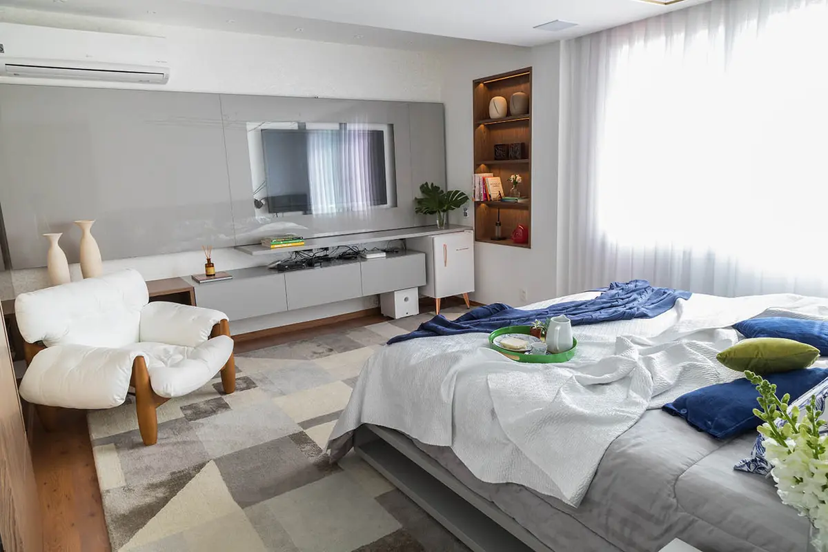 Dormitorio moderno con cama, butaca y escritorio minimalista — proyecto Casa Barra ED, por Amanda Miranda