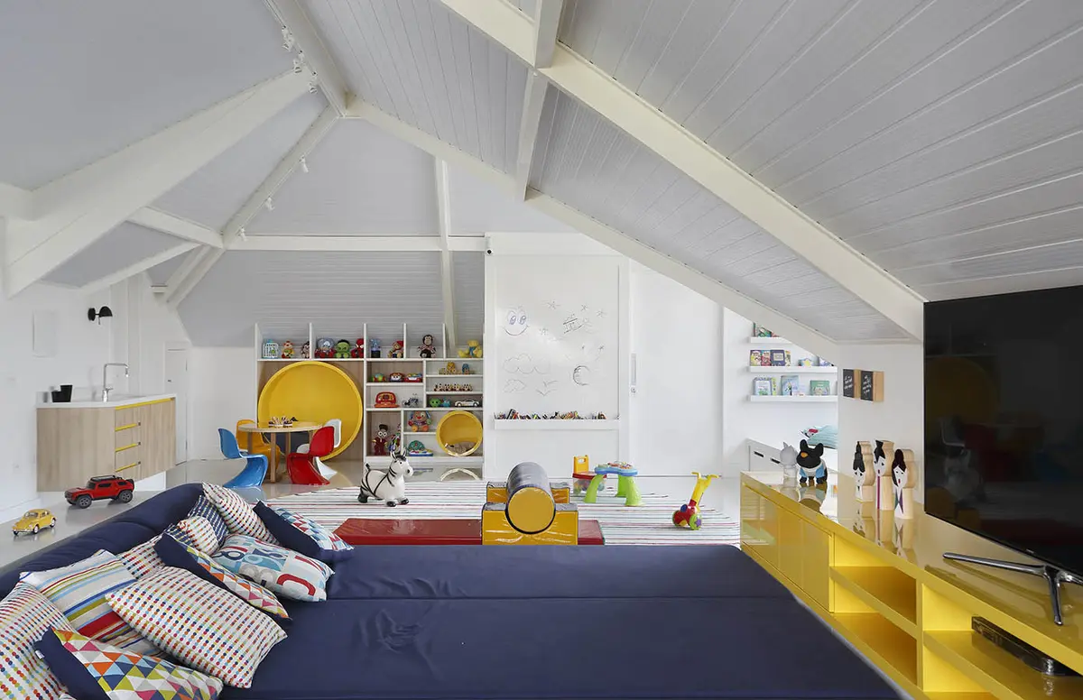 Dormitorio infantil de doble altura con techo blanco inclinado y amarillo vibrante — proyecto Casa Blue House, por Amanda Miranda