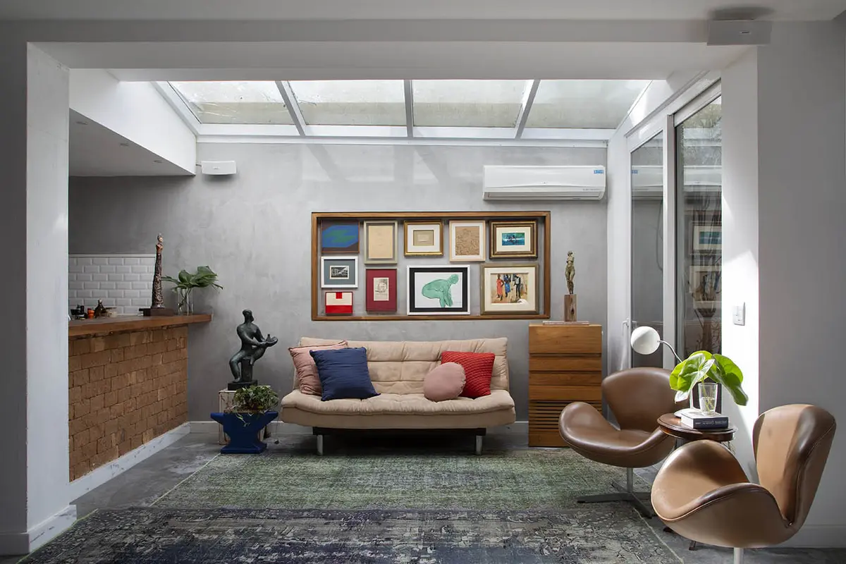Living contemporáneo con doble altura, sofá beige y sillas curvas — proyecto Casa Jardim Guanabara, por Amanda Miranda