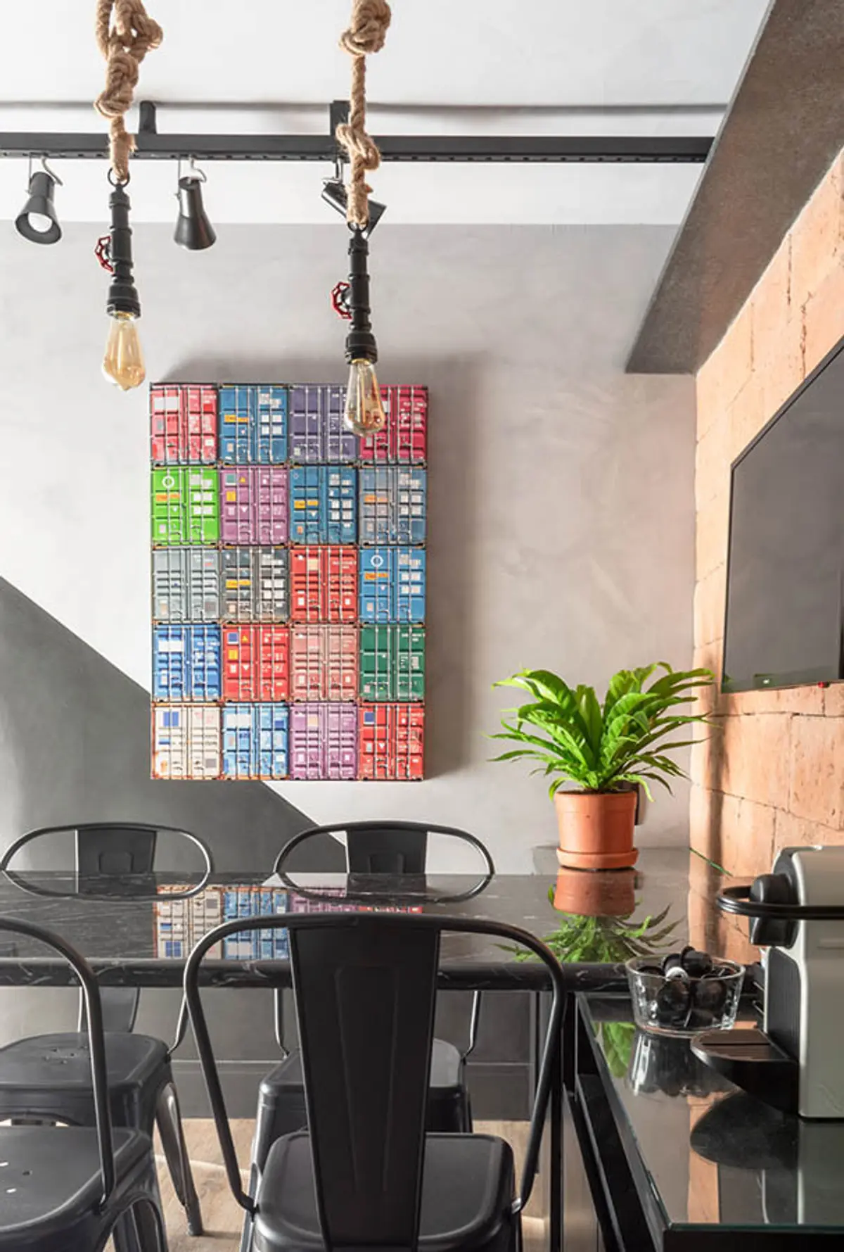 Sala de jantar Estilo Industrial com cor predominante Bege do Projeto Escritório Itaipu por Amanda Miranda