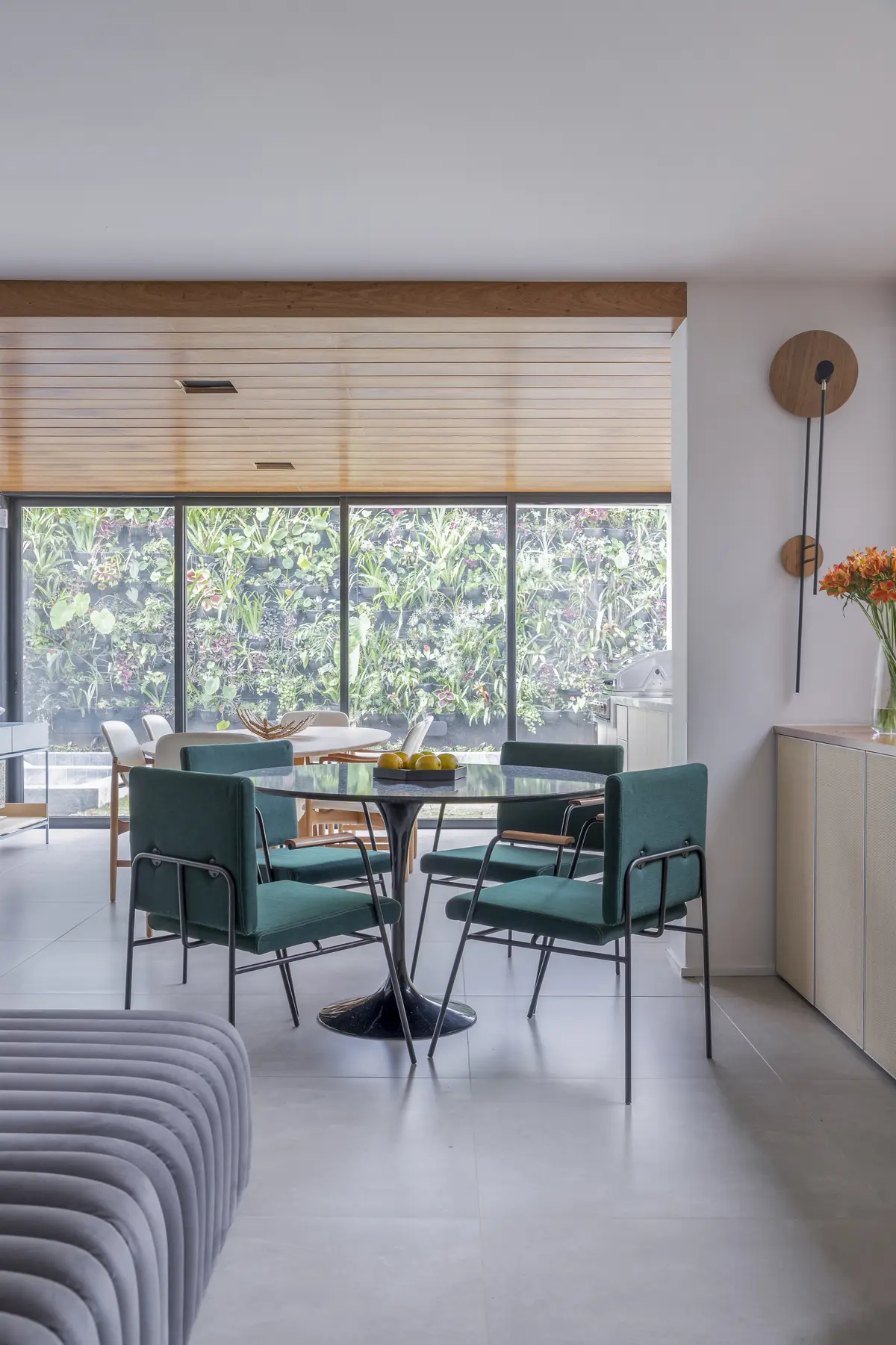 Sala Estilo Moderno com cor predominante Cinza do Projeto RLT por Buriti Arquitetura