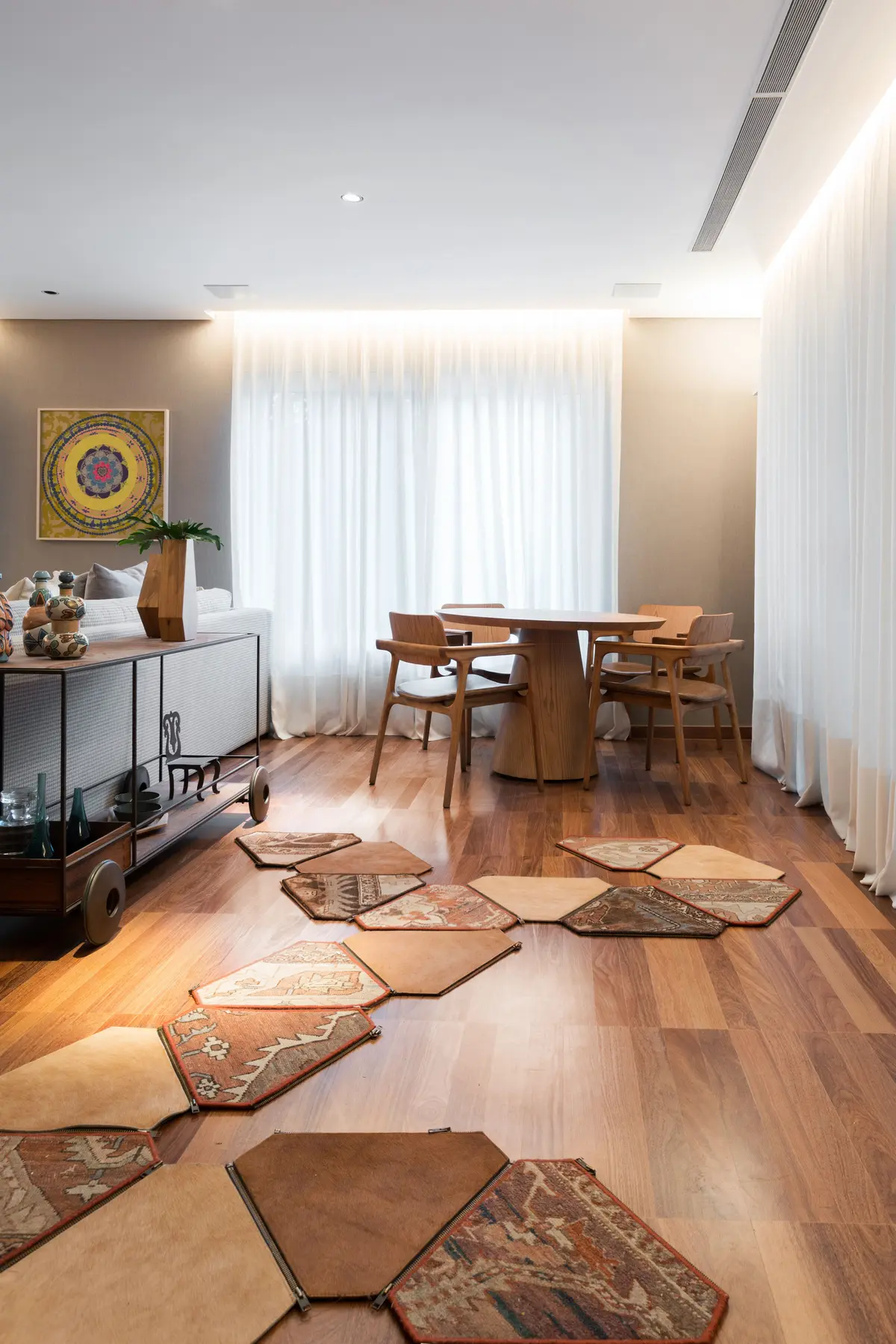 Sala Estilo Moderno com cor predominante Bege do Projeto Projeto MT Ipês por Marta Calasans