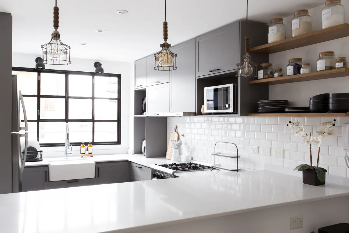 Cocina moderna con isla blanca, azulejos y mesadas de mármol — proyecto Obra Olazábal II, por SYA Arquitectas, en Belgrano