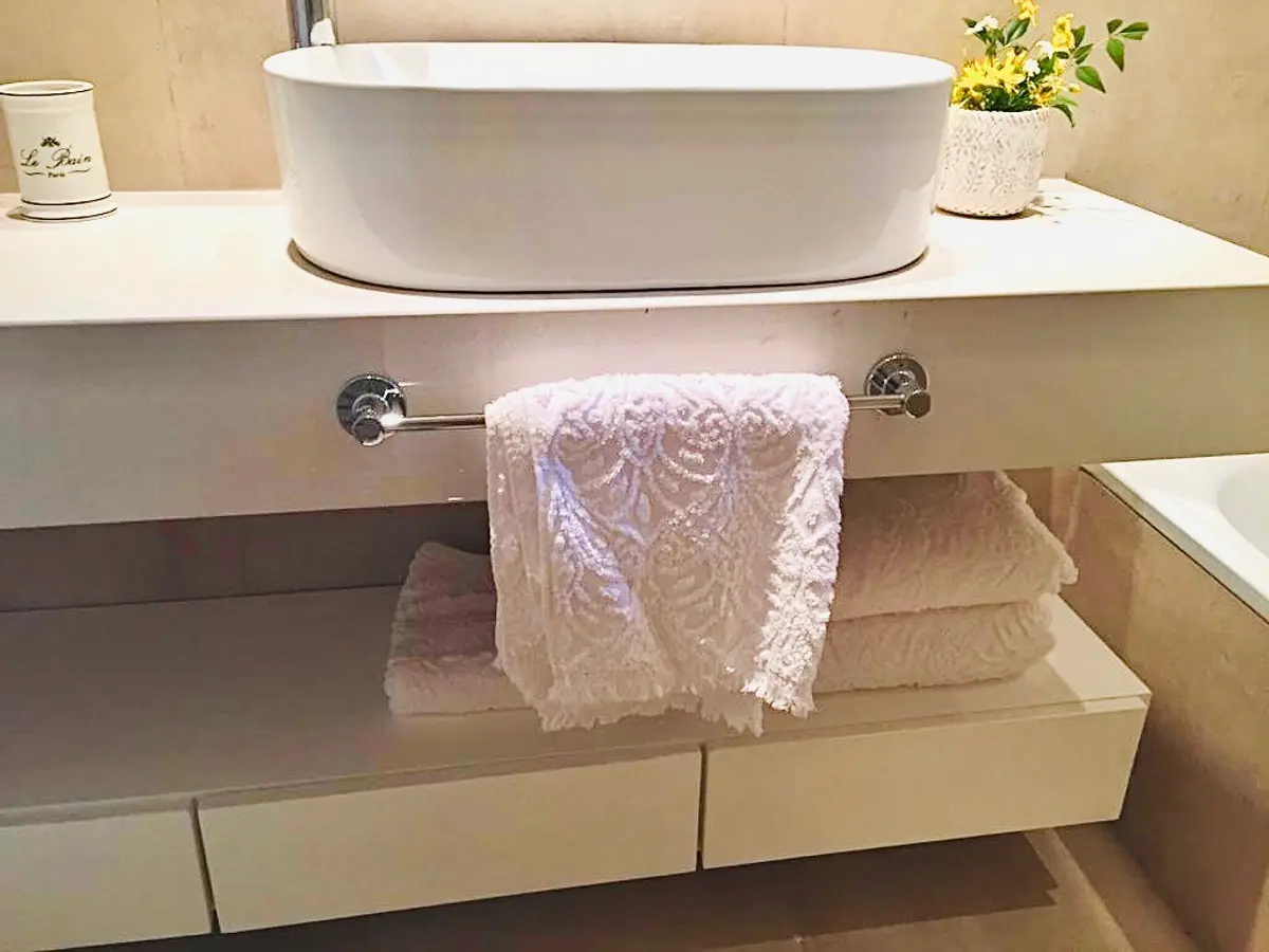 Baño minimalista con bañera redonda blanca y mesada flotante — proyecto Salguero, por Rioja Arquitectura, en Palermo