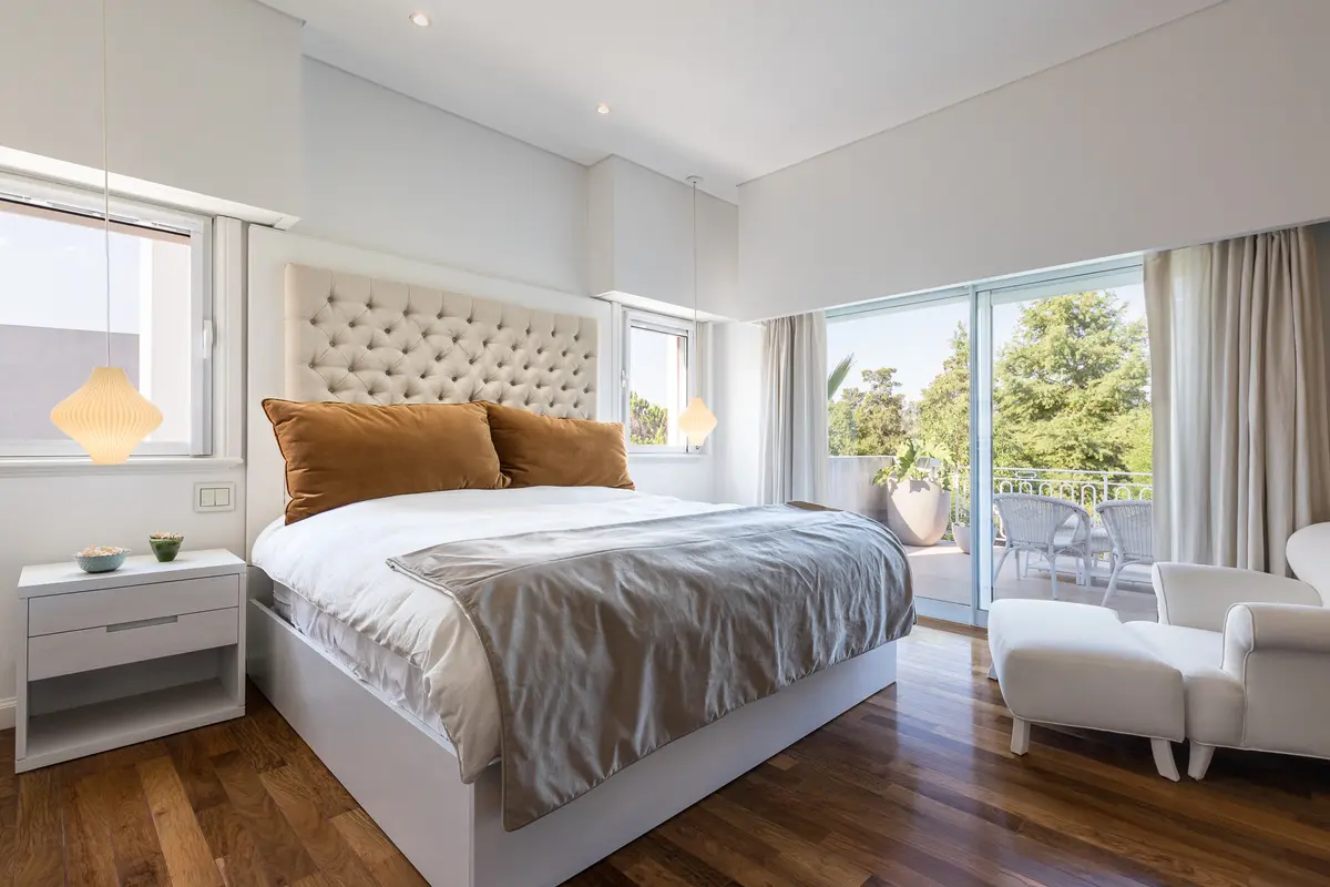 Dormitorio moderno con ventanales y vista al verde — proyecto Propiedad en Tigre, por MARCO GUOLI PHOTO, en Tigre