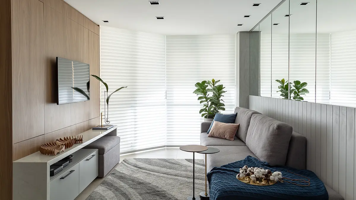 Sala moderna escandinava com muita luz natural — projeto Apto CF, por Camila Bigolin Arquitetura e Interiores