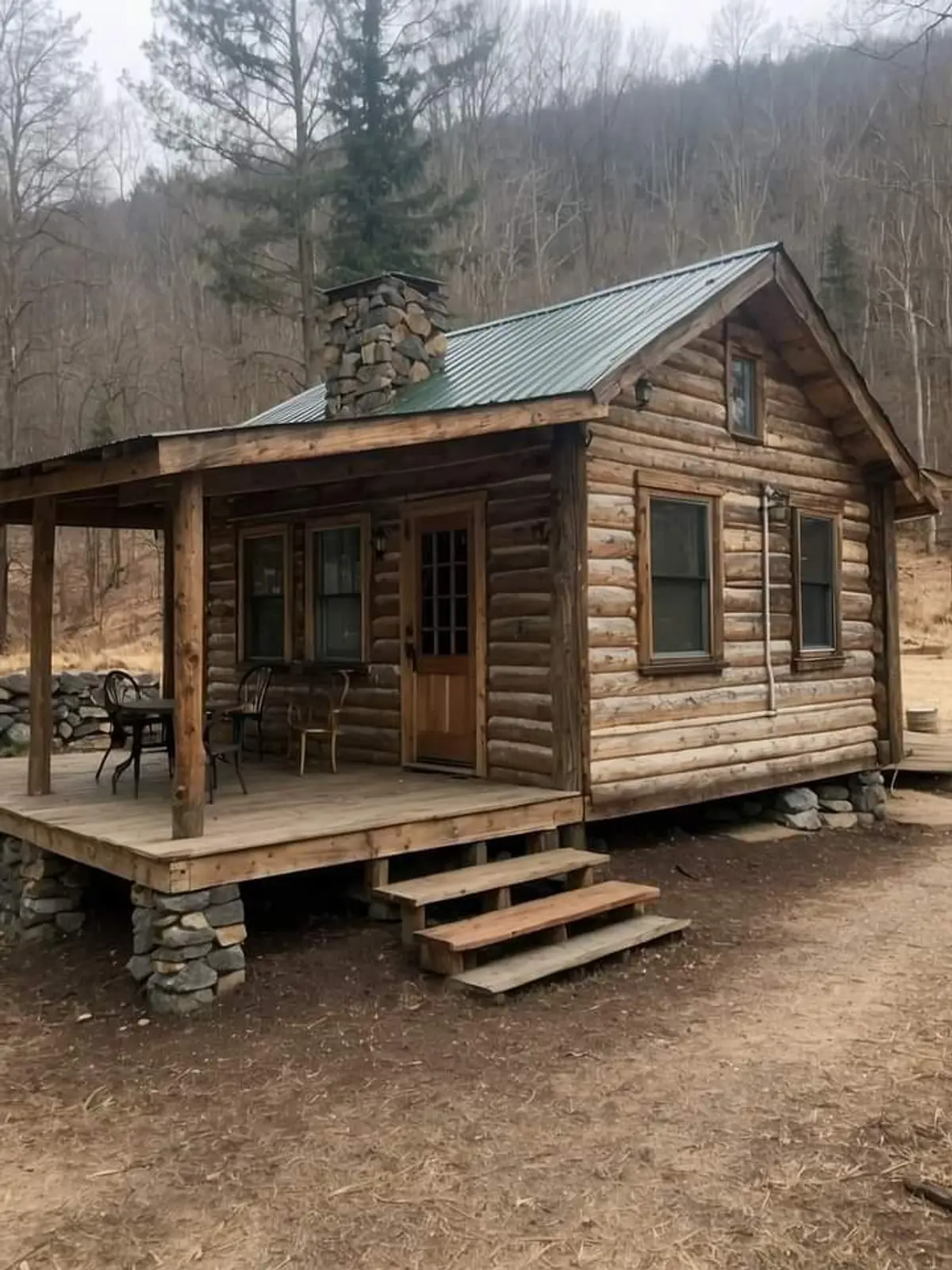 cabana rústica de troncos com deck de madeira e telhado metálico — projeto Muelles y pérgolas, por De madera somos, em Belén de Escobar