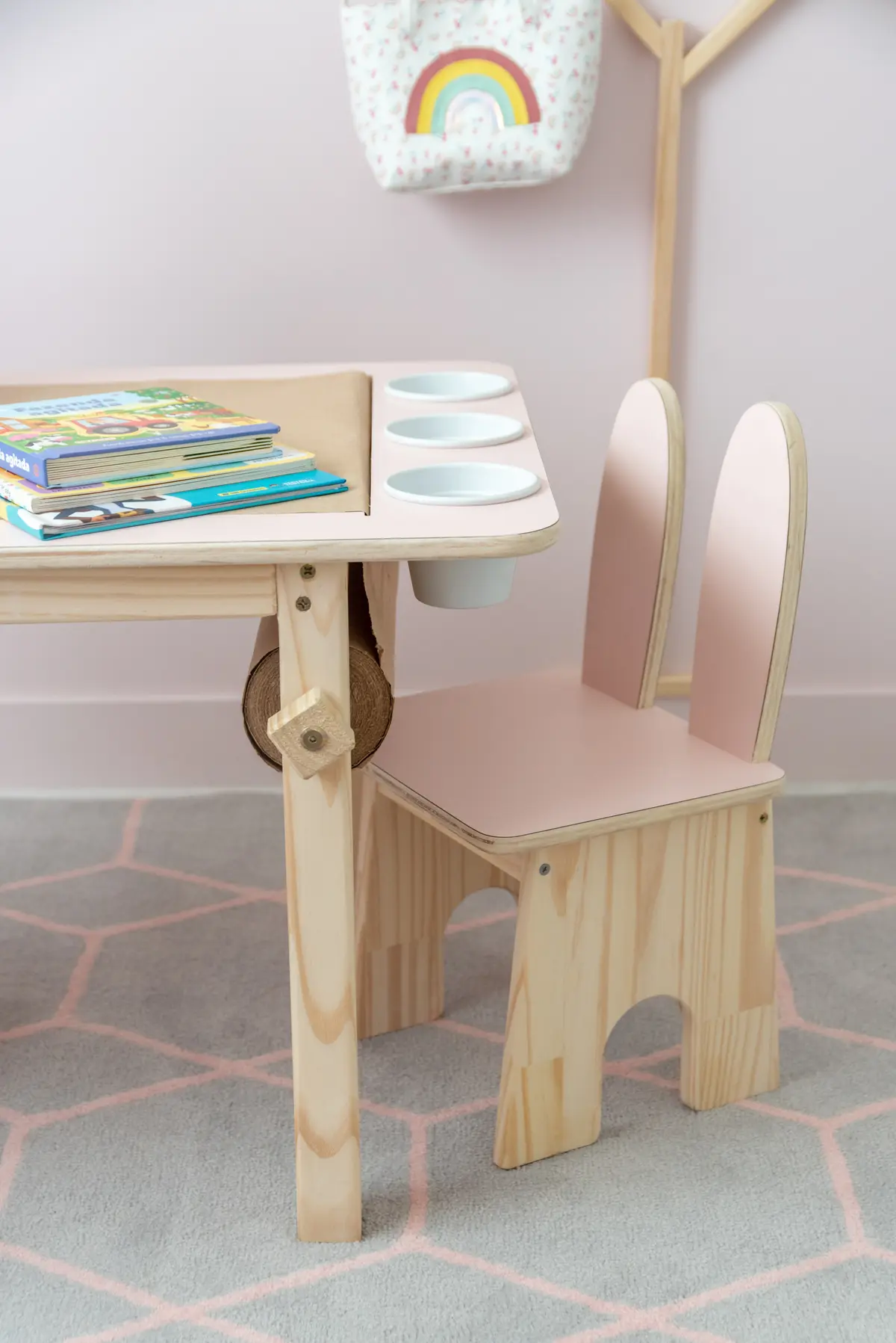 Mesa e cadeira infantil de madeira com orelhas de coelho, decoração lúdica — projeto Projeto Destaque Club&Casa, por SABRINA SALLES
