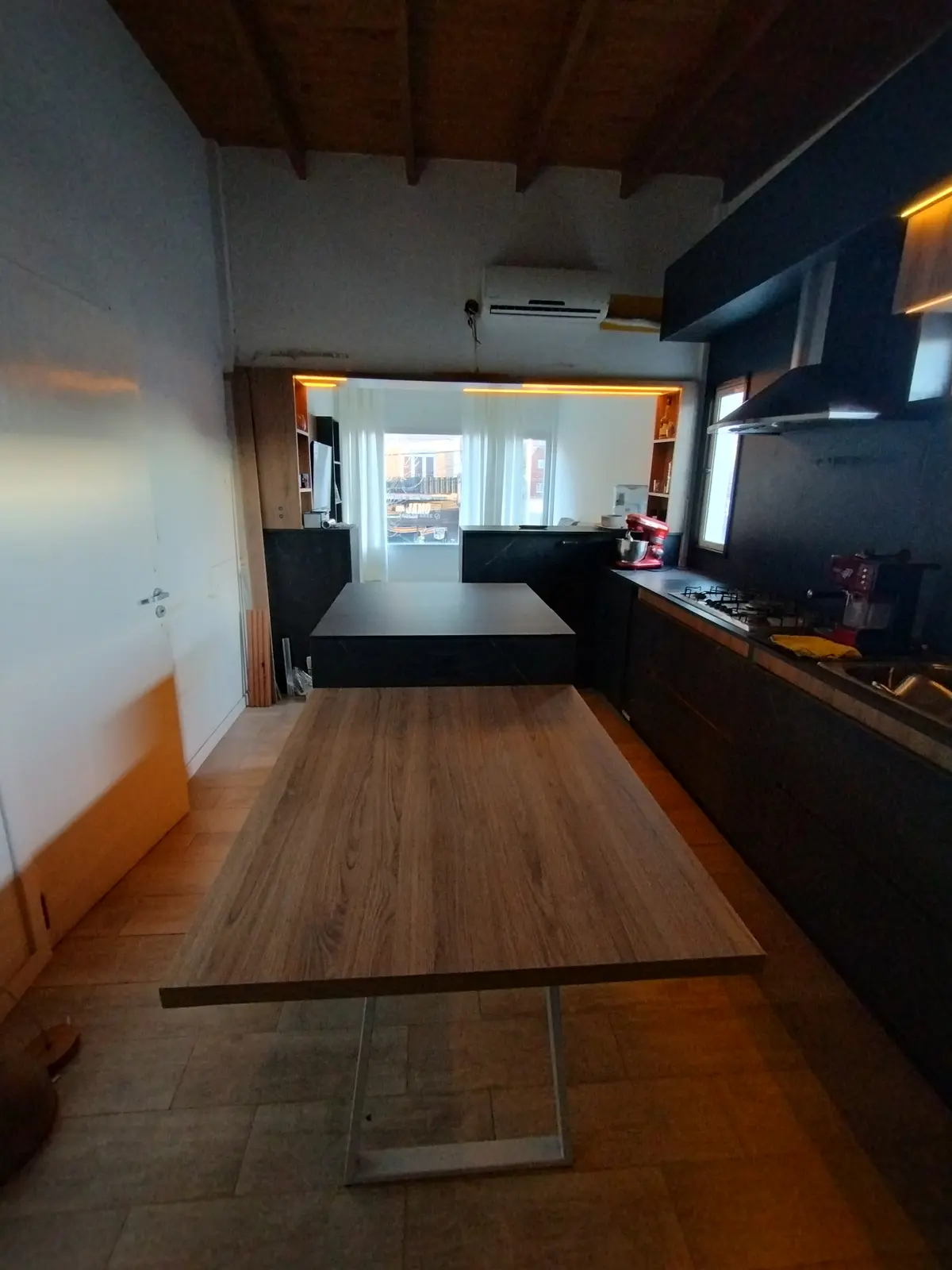 Cozinha-sala de jantar moderna rústica com vigas de madeira e mesa longa — projeto Diseño personalizado a gusto del cliente, por Saavedra Amoblamientos, em Pinamar