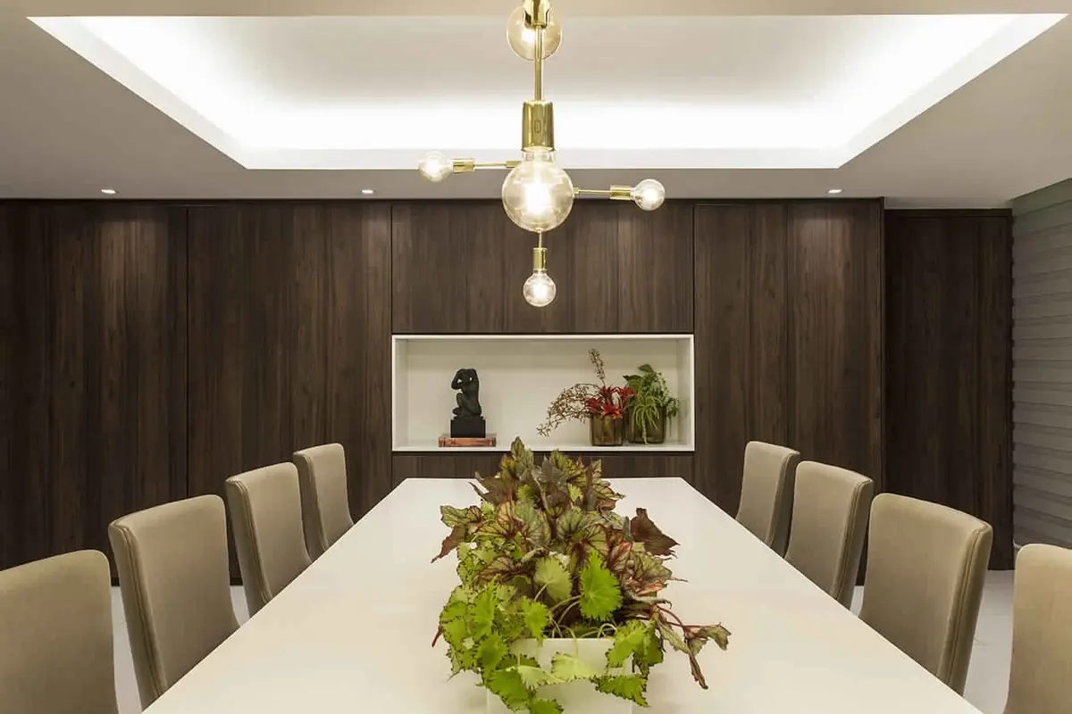 Sala de jantar Estilo Minimalista com cor predominante Castanho do Projeto Jantar por Xico Diniz