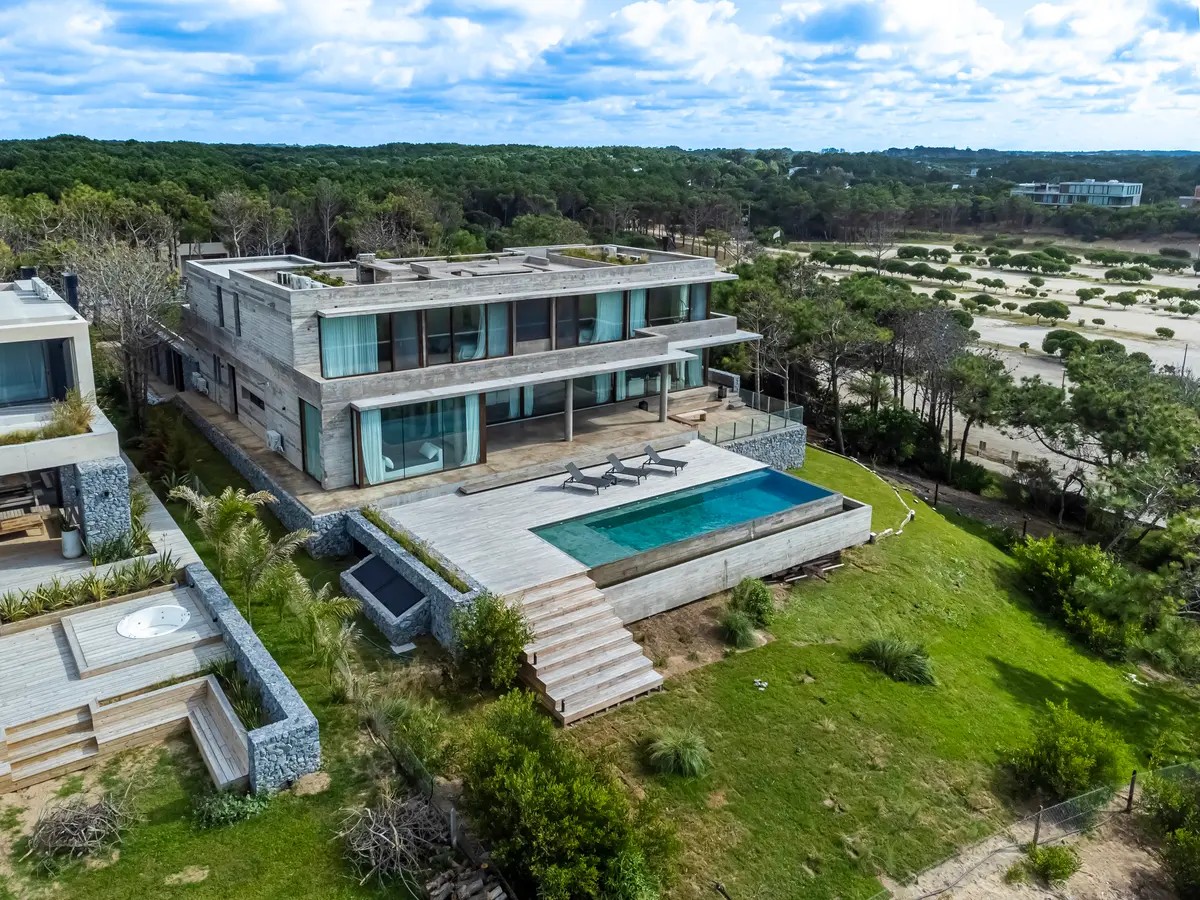 Casa moderna com piscina e janelas amplas em ambiente rural — projeto CASA sobre el MAR, por Guerrero Arquitectos, em Pinamar