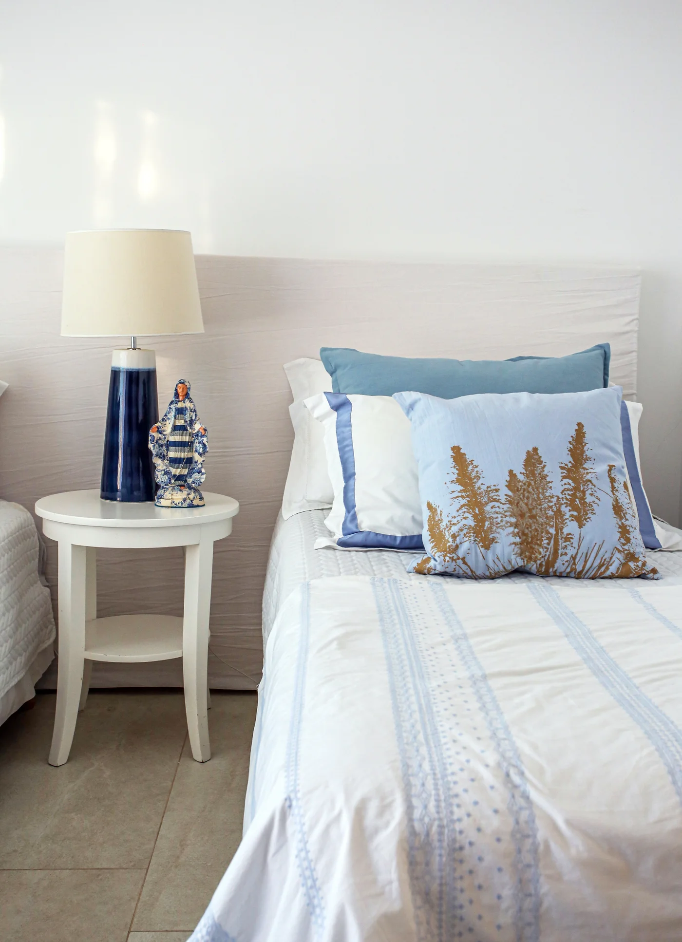 Dormitorio con dos camas, ropa de cama a rayas azules y blancas.