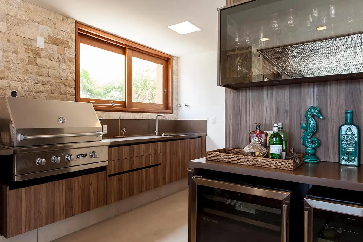 Cozinha Com Ilha Estilo Moderno com cor predominante Castanho do Projeto Residência CM por Milcent Arquitetura