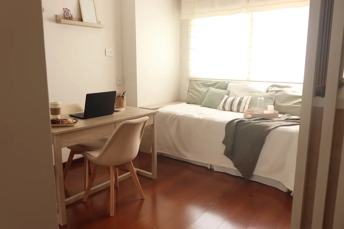 Dormitorio minimalista con escritorio y cama junto ventanal — proyecto Billinghurst, por Tali Estudio, en Recoleta