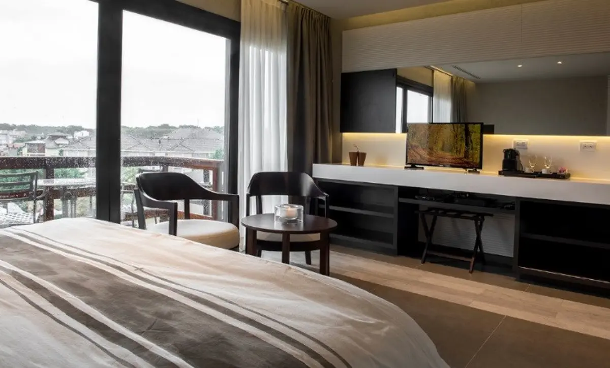 Quarto moderno com vista para a montanha e detalhes em madeira — projeto Spa Ville St Germain, por Estudio de Int Diana Gradel, em Cariló