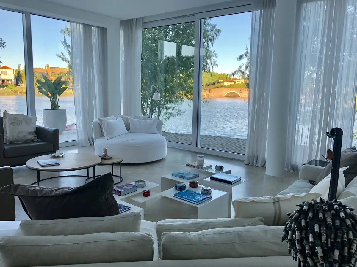 Living moderno con vista al mar y ventanales — proyecto CASA LAGUNA, por Estudio Xime Fontan Balestra, en Tigre