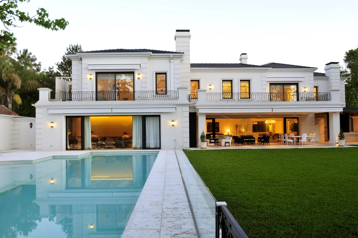 fachada moderna com piscina infinita e jardim exuberante — projeto Casa AB, por Estudio Junor, em Tortugas Country Club