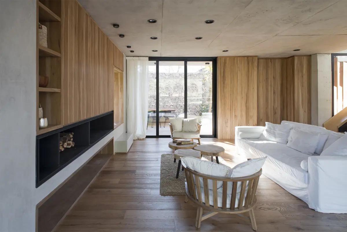 Sala moderna com paredes de madeira e grande janela — projeto Casa Carol, por Estudio Lak, em Club Newman