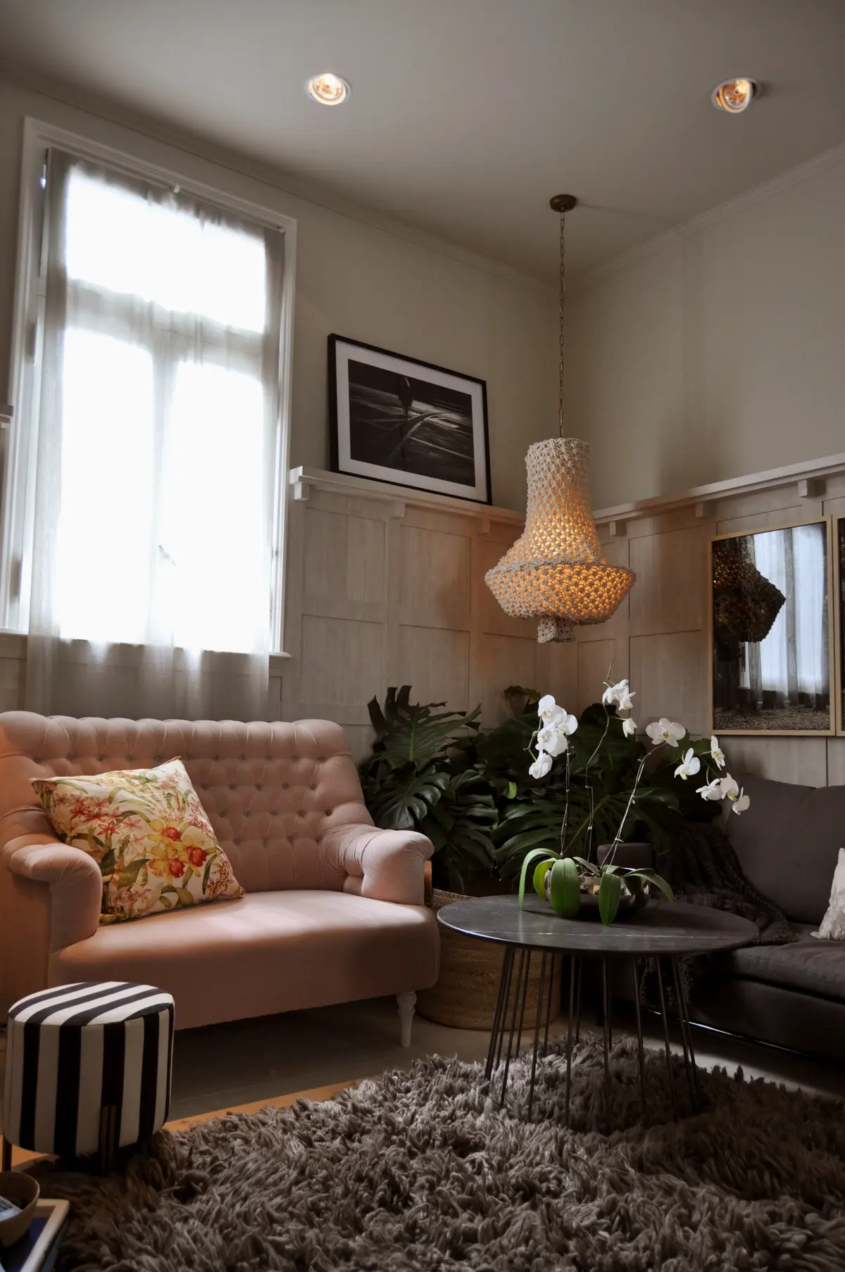 living moderno con sillón rosado y lámpara colgante de mimbre — proyecto Casa FOA Espacio Cabrera, por Marconi Silva Arquitectos, en CABA