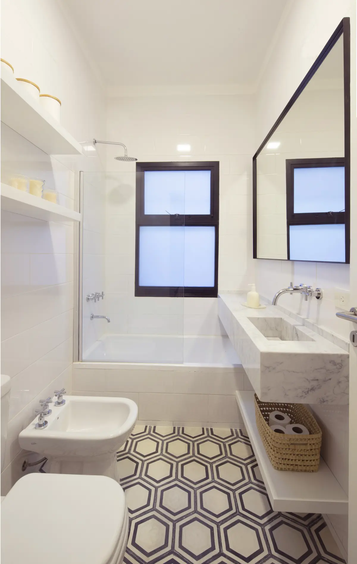 Baño moderno con suelo geométrico y lavabo flotante de mármol — proyecto Thames, por Parq Estudio, en CABA