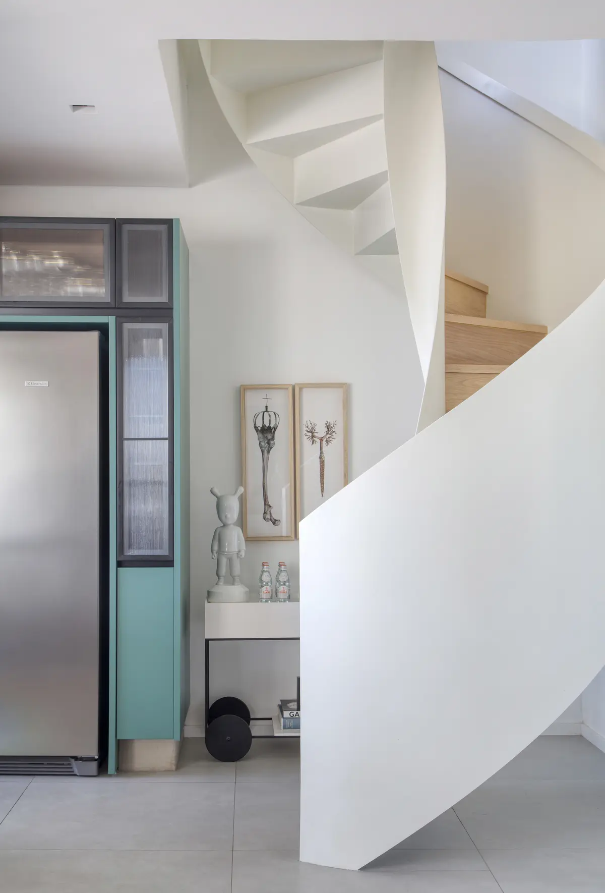 Escalera espiral blanca minimalista con doble altura y luz natural — proyecto BP Hose , por Studio Ro-ca
