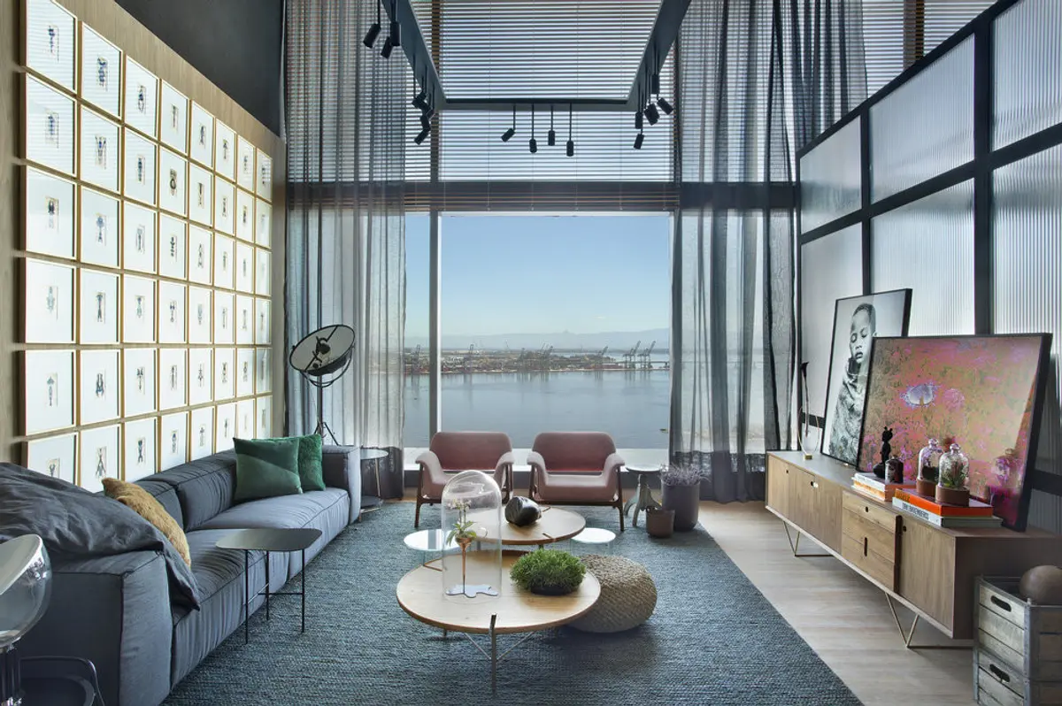 living contemporáneo con vista al lago y pared de nichos iluminados — proyecto Casa COR 2017, por Studio Ro-ca