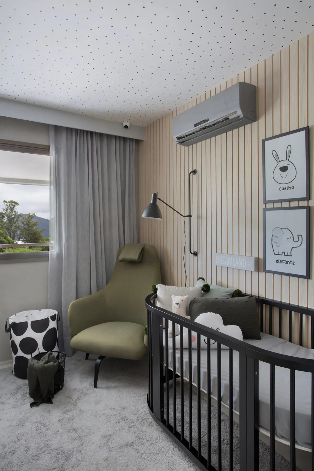 Dormitorio infantil moderno con cuna negra y sillón verde salvia — proyecto Decorado Latitud, por Studio Ro-ca