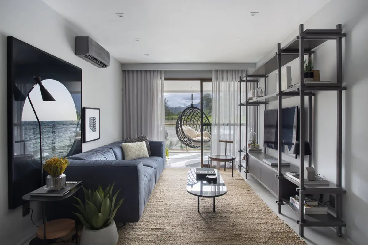 Living moderno con ventanal al mar y estanterías metálicas negras — proyecto Decorado Latitud, por Studio Ro-ca