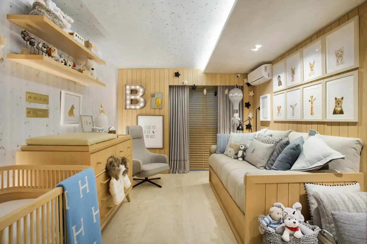 Dormitorio infantil moderno con cuna, cama y zona de trabajo integrada — proyecto Quarto Bernardo, por Studio Ro-ca