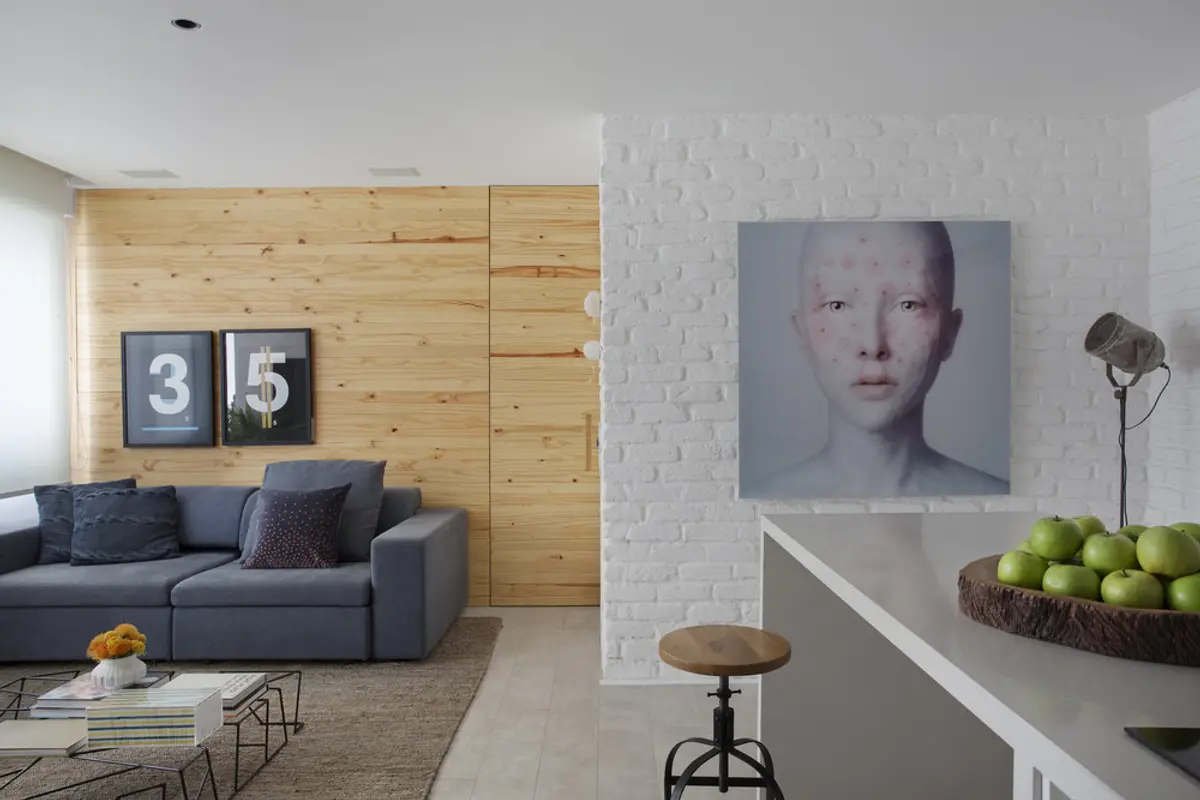 Living contemporáneo con pared de ladrillo blanco y revestimiento de madera — proyecto RF House, por Studio Ro-ca