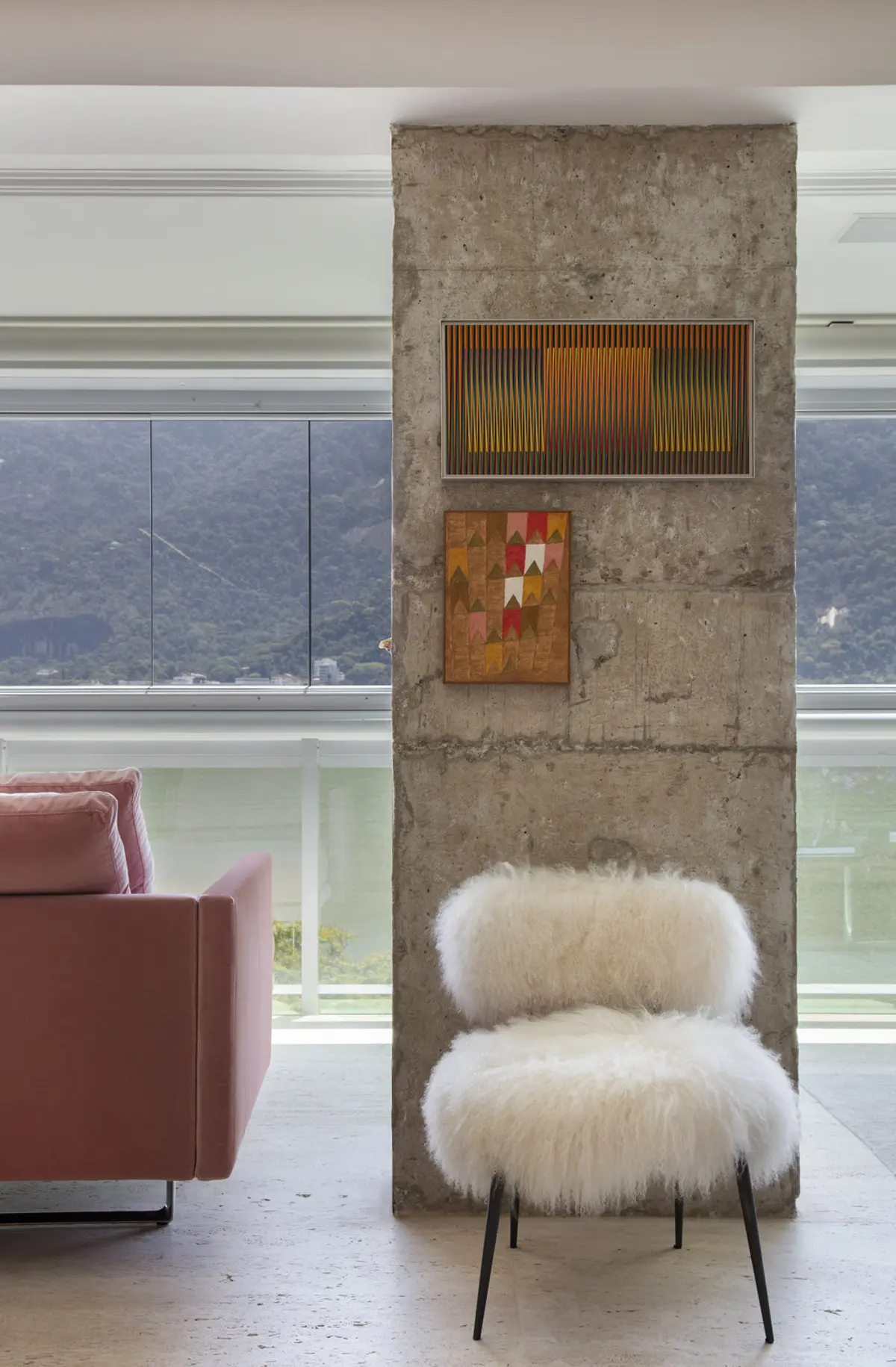Terraza moderna con sillón velludo blanco y hormigón visto frente a ventanal — proyecto RM House, por Studio Ro-ca