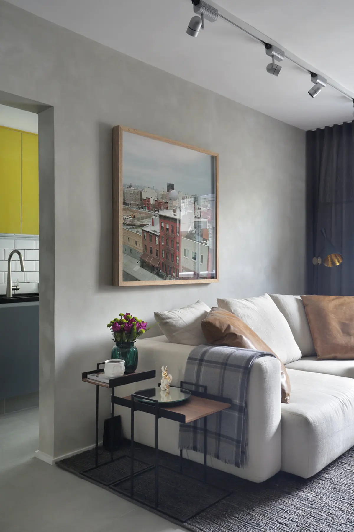 Living moderno con sofá beige, cuadro urbano y mesas de diseño — proyecto SC House, por Studio Ro-ca