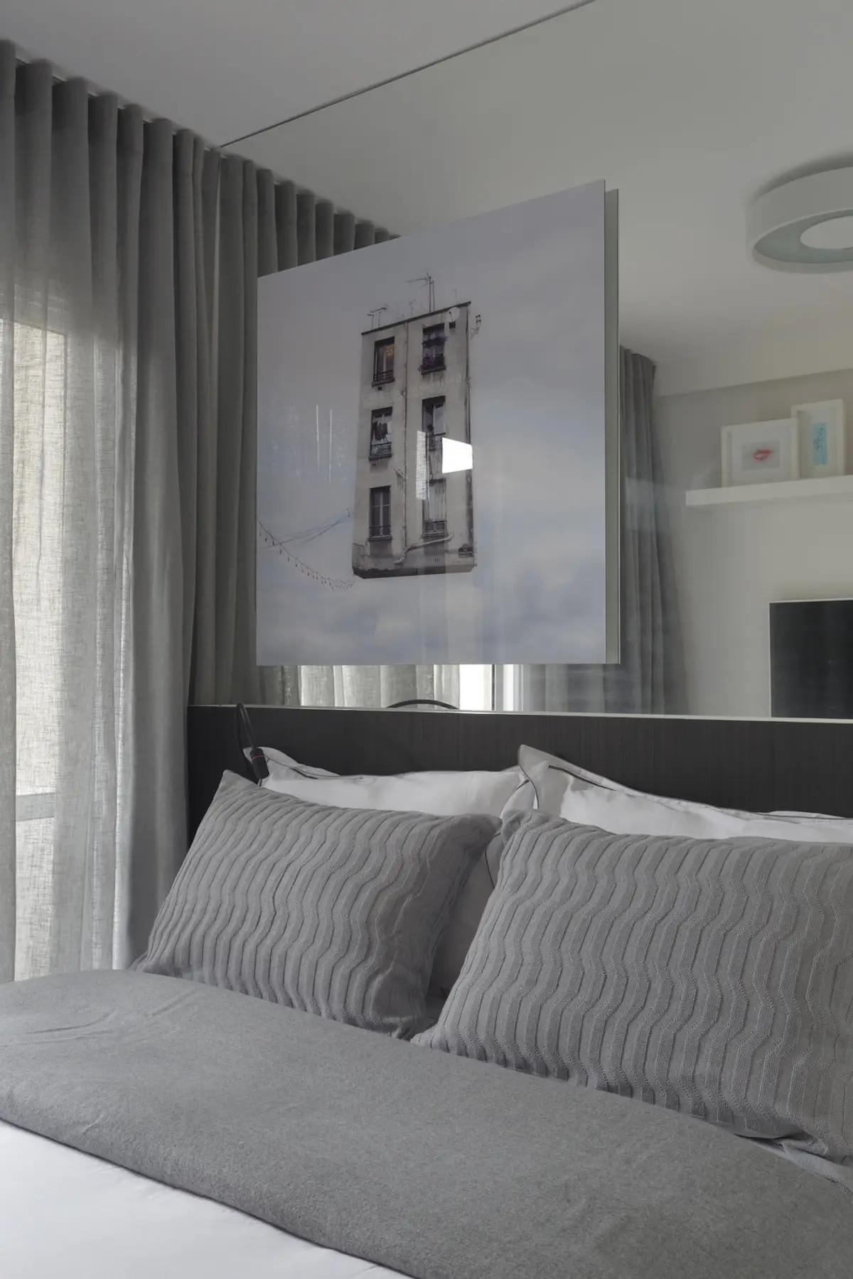 Dormitorio gris moderno con cuadro arquitectónico y cortinas plisadas — proyecto SC House, por Studio Ro-ca