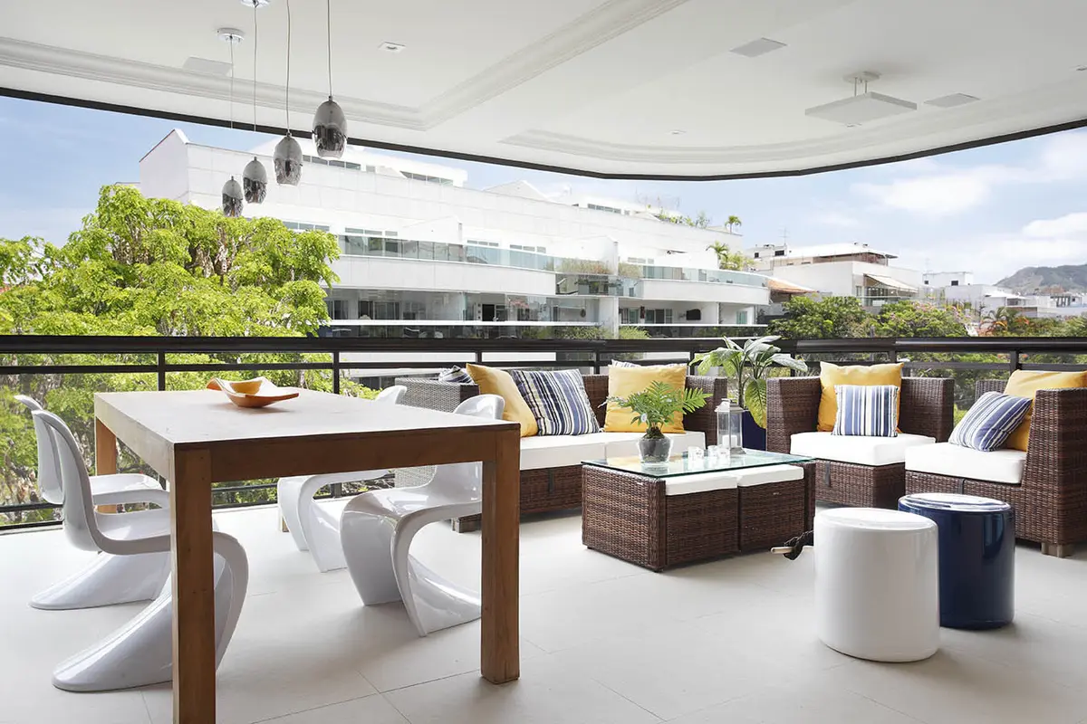 Terraza moderna con vistas a la ciudad, muebles de diseño y plantas — proyecto Apartamento Recreio, por Amanda Miranda