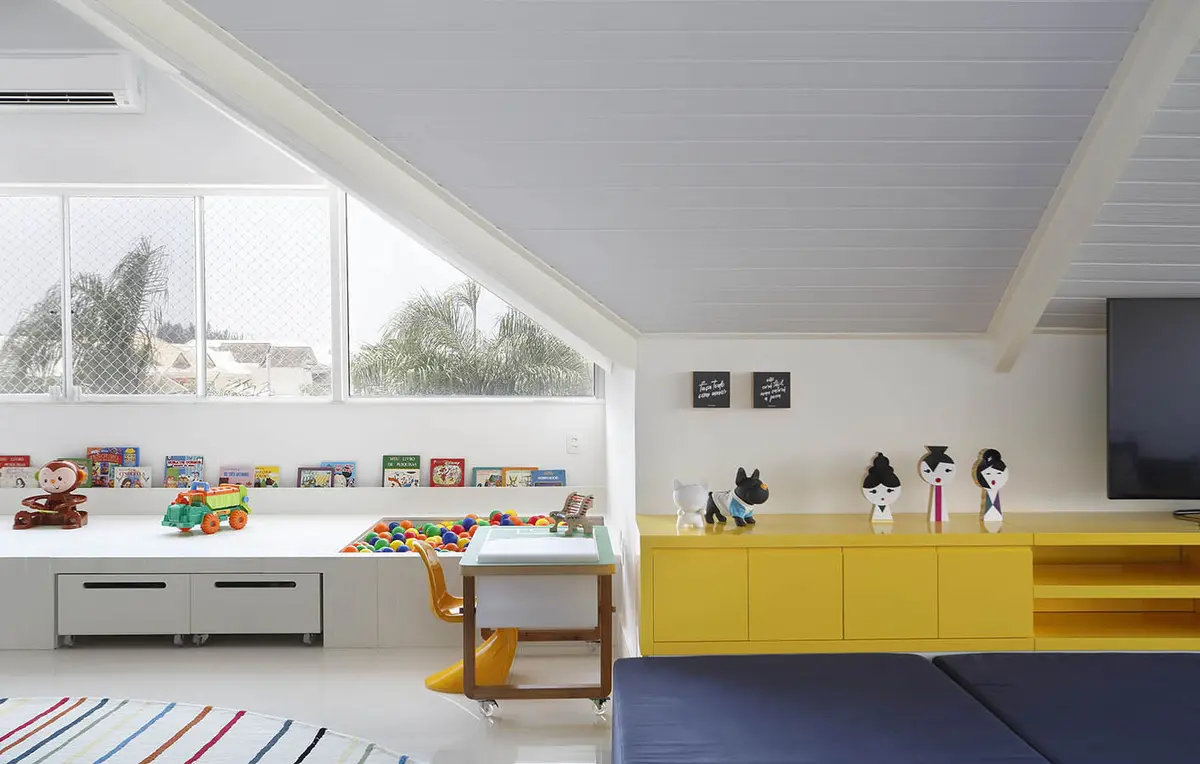Dormitorio infantil luminoso con doble altura y muebles amarillos — proyecto Casa Blue House, por Amanda Miranda