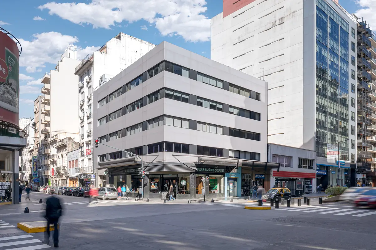 Edificio moderno de hormigón con local comercial en planta baja, calle céntrica — proyecto Oficinas en calle Rodriguez Peña, por MARCO GUOLI PHOTO, en CABA